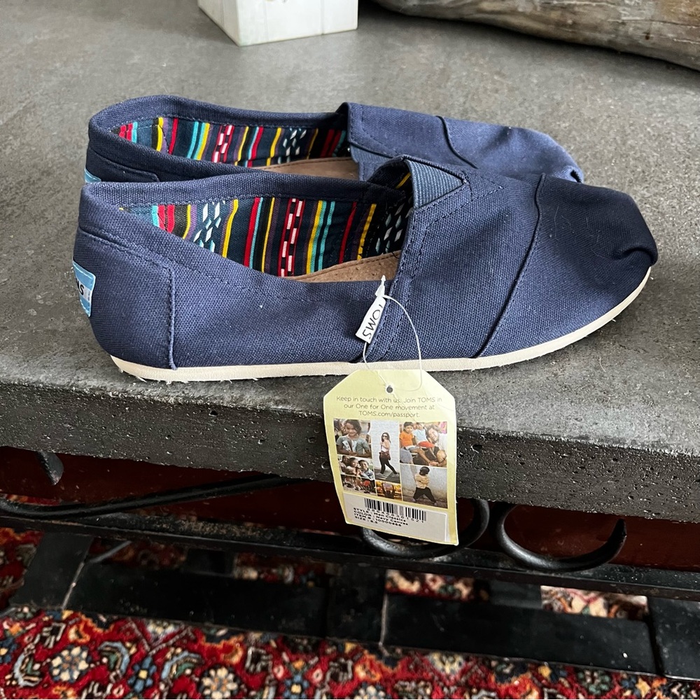 TOMS Navy Slip-On Slhoes size 10 NWT